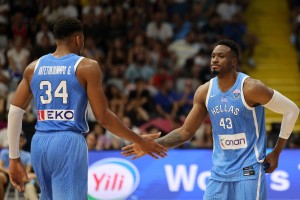 百家乐网站-媒体人评希腊失利：轻敌致胜局不稳，小组头名前景堪忧